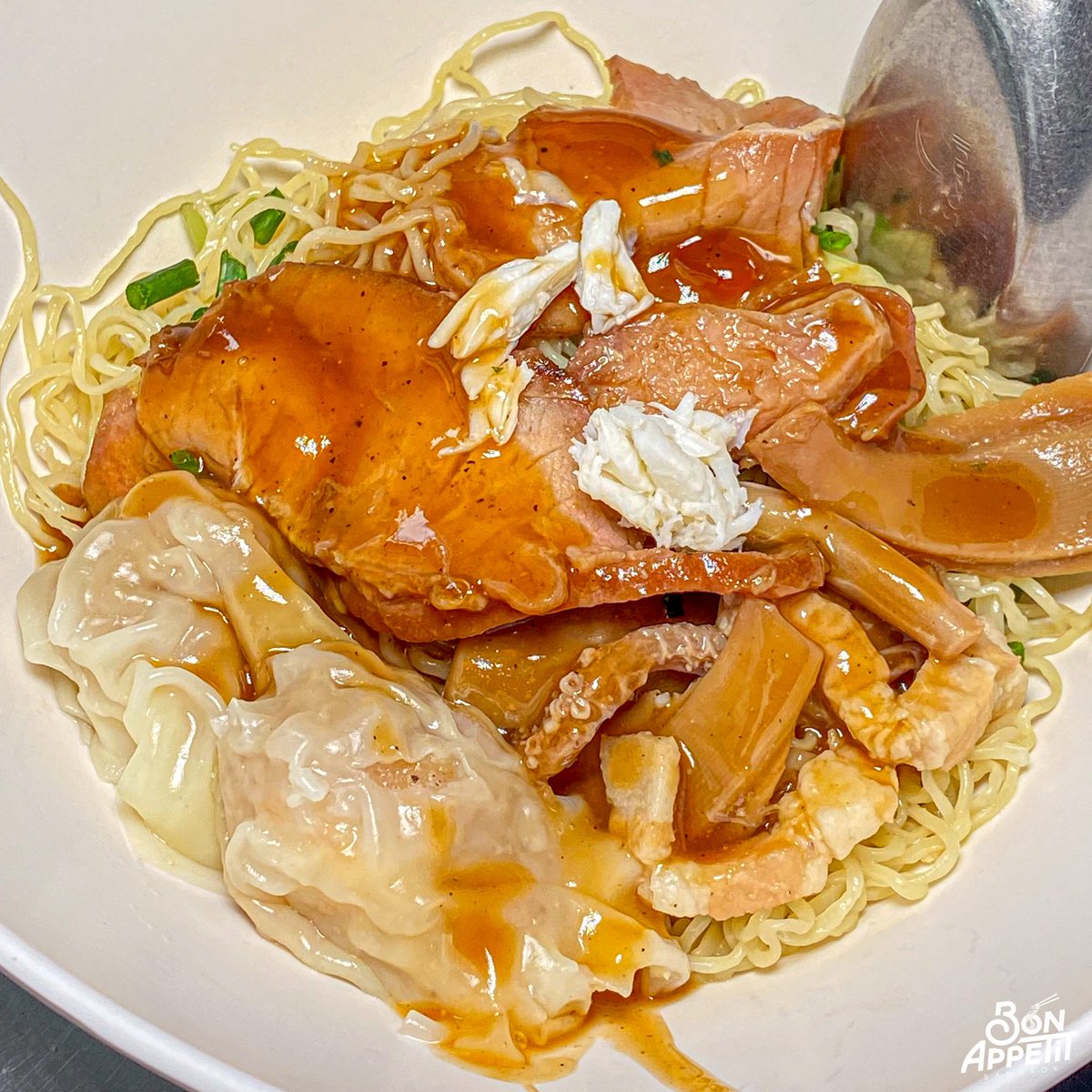 bon_appetitbkk's tweet photo. น้องให้เลย บะหมี่เกี๊ยวที่อร่อย สมการรอคอยที่สุด!! บะหมี่เกี๊ยวใส่บะเต็งหมึกกรอบ ไม่เคยเห็นที่ไหนมาก่อน เฮียทำเองทุกอย่าง!!🍜🦑

ร้านนี้ชื่อว่า ลัคตี๋ บะหมี่เกี๊ยวทะเล เปิดมา 20 กว่าปี เฮียใจดีมากก เมื่อก่อนเฮียจะขๅยเป็นบะหมี่หวาน~ เดี๋ยวนี้ไม่ได้ทำแล้ว ร้านนี้มาสามรอบกว่าจะได้กิน!! อะ ในที่สุดก็ได้กินสักที😋

บะหมี่เกี๊ยวแห้งรวม ธรรมดา 60.- /พิเศษ 70.- ชามนี้จะใส่ทุกอย่าง มีเป็น บะเต็งปลาหมึก หมูแดง ปู เกี๊ยวกุ้ง ที่น้องชอบที่สุดจะเป็น ปลาหมึกกรอบบะเต็ง เป็นซิกเนเจอร์ร้านเลย เกิดมายังไม่เคยเห็นร้านไหนทำมาก่อน อร่อย กรึบ ๆ รสชาติดี ออกเค็มนิด ๆ🤤🐙

🐷หมูแดงย่างมาโอเคสุด ๆ ชิ้นสวยงาม ไม่หนาไม่บางเกิน นุ่มดี รสจะออกเค็ม ๆ ไม่ติดหวาน ชุ่มฉ่ำ หอมเลยยย 

🦐ตัวเกี๊ยวร้านก็ทำเอง จะเป็นเกี๊ยวกุ้งผสมหมู ได้กุ้งทั้งตัว ทำรสชาติออกมาได้ดีมาก อร่อย กลมกล่อม หอมน้ำมันงา