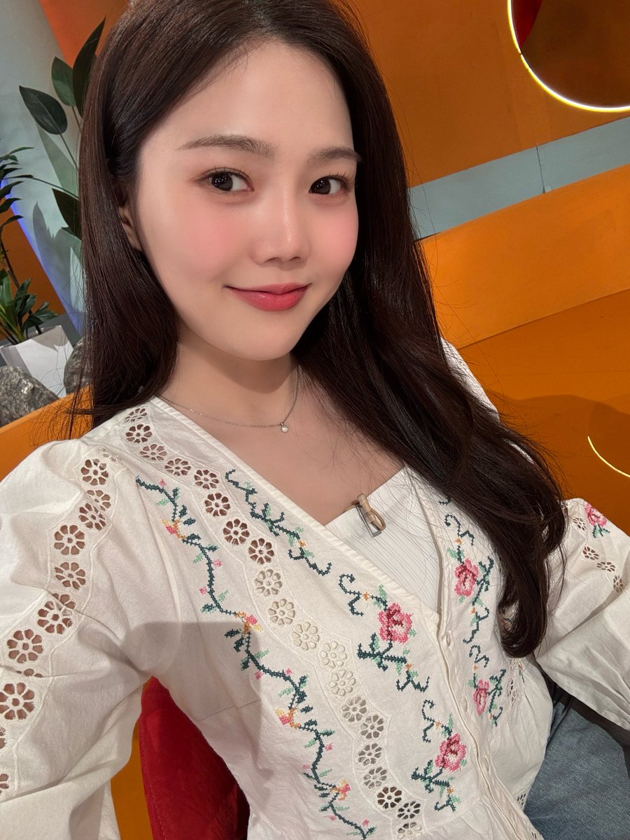 8_OHMYGIRL's tweet photo. [#OHMYAir] 잠시 후 9시 40분, ‘KBS2 신상출시 편스토랑’에 #효정 이 출연합니다🍚🥄
오늘도 쩡스토랑 본방으로 함께해효🤍🥳

#오마이걸 #OHMYGIRL #OMG https://t.co/EOEgHK8dtR