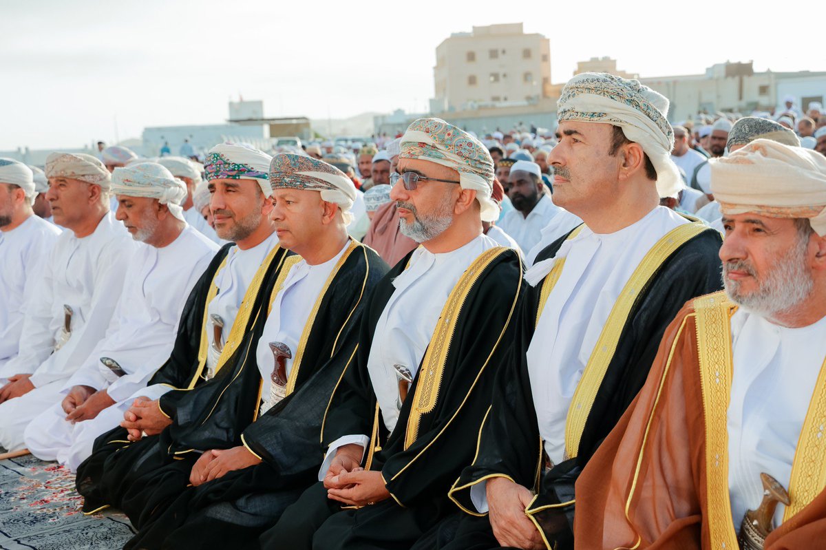OmanNewsAgency's tweet photo. محافظُ جنوب #الشّرقية يؤدّي صلاة عيد الأضحى المبارك في مُصلّى العيد بولاية #مصيرة بحضور عددٍ من أصحاب السّعادة، والمشايخ والرّشداء، وجمع غفير من المُواطنين والمُقيمين بالولاية.

https://t.co/YolLgaRY48

#العُمانية https://t.co/REd410sWn2