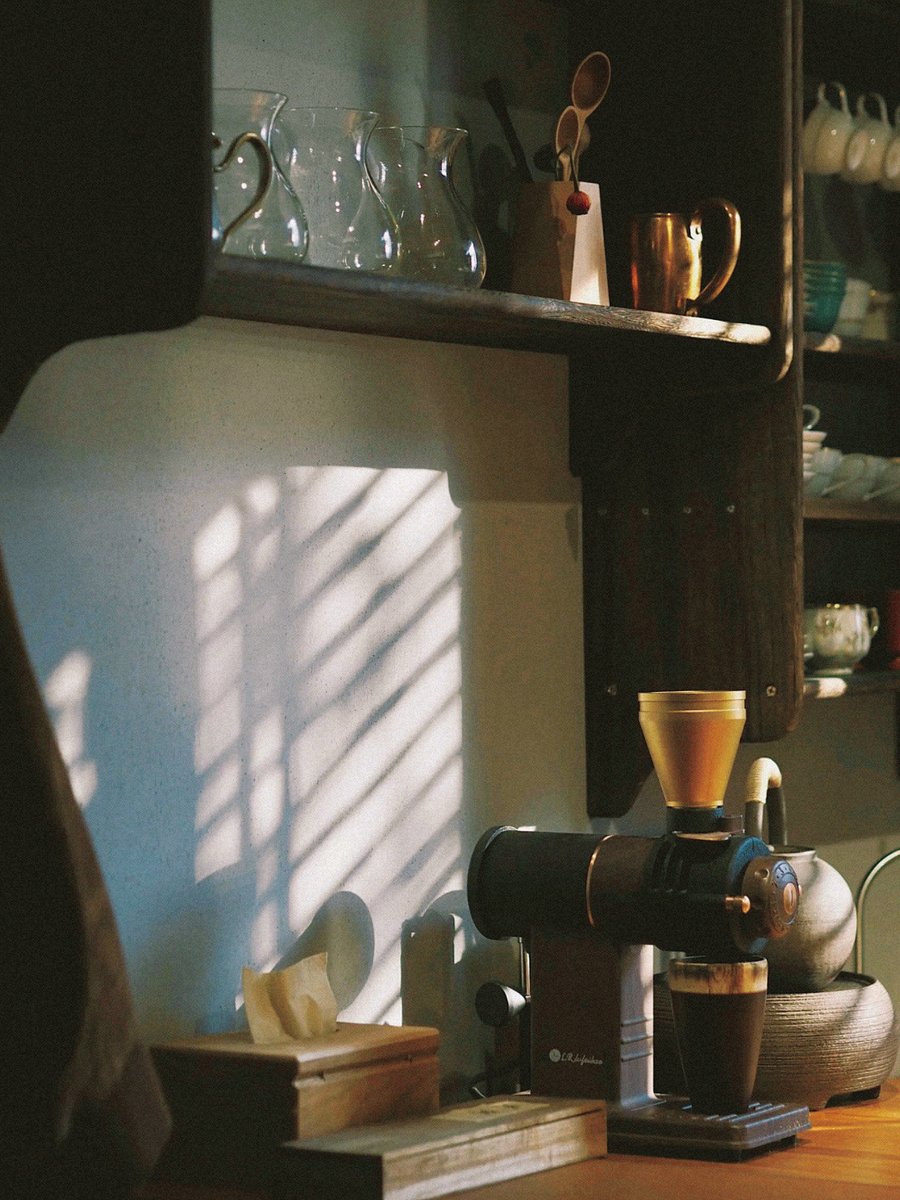 lcbf1975's tweet photo. Just got off the long study shift — staring at my to-do list feels heavy, but that iced latte in my hand is carrying me through. https://t.co/daJtwOvpCM