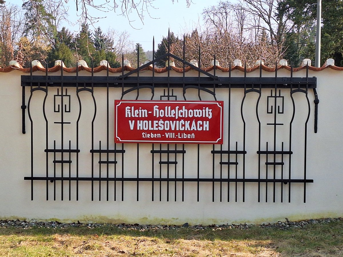 MDdkMDdkMD's tweet photo. Tenhle kus plotu mně udělal radost. Parašutisté u něj zaútočili na říšského protektora. Naše rodina bydlela v roce 1942 kousek od něj, v "Heydrichově" zatáčce v Libni.
Replika je k vidění ve vstupu horního zámku v Panenských Břežanech.V zámku je Památník národního útlaku a odboje https://t.co/ReNKuChiuV