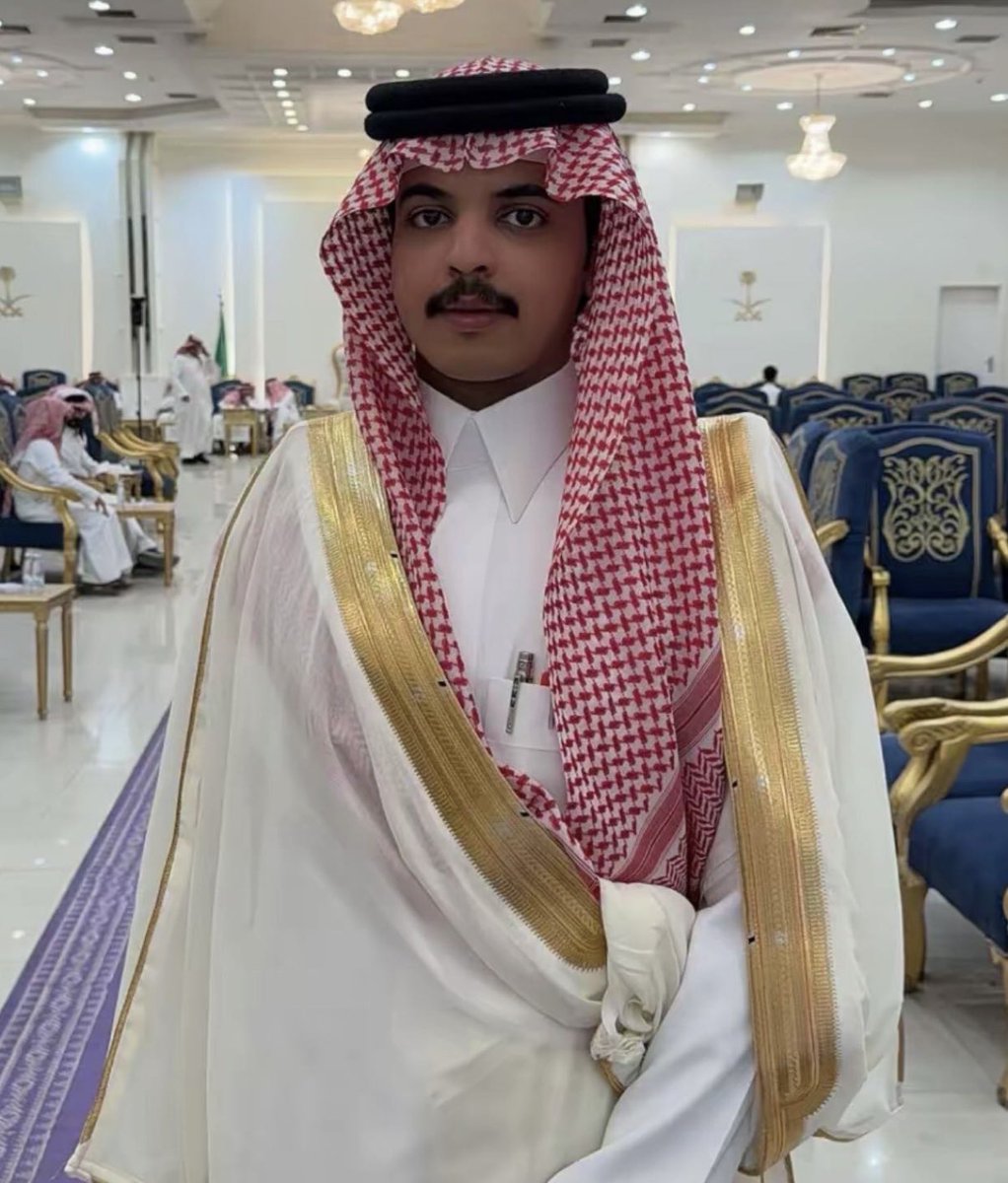 bdah_1009's tweet photo. العاقل ، الي تارك القال والقيل 
ما شلّ في قلبه سواد وبغيضه

يدرا على صيته ما بين الرجاجيل
والمدح فيه أدناة ما يستهيضه 

إن صارت ظروف الليالي تساهيل
بـ آسج وآمشي فالفجوج العريضه 

وإن شانت وجيه الليال المقابيل
الله يسلّم  ..  فيصل بن عويضه :) https://t.co/B57O7h2Knl