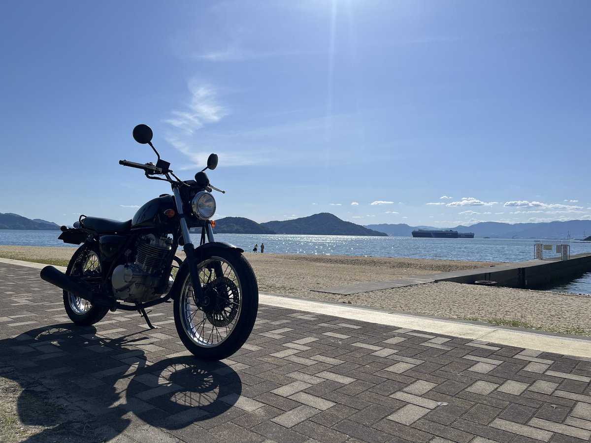 oochan_minimal's tweet photo. スズキの車やバイクって、iPhoneに通じる物がある。
不要な物を削ぎ落として、必要な物を強調する。

ミニマリスト的な美学を感じるところが好き。
#Grasstracker #グラストラッカー #NJ4DA #スズキ #SUZUKI #ミニマリスト https://t.co/hEKWYDM4ZM