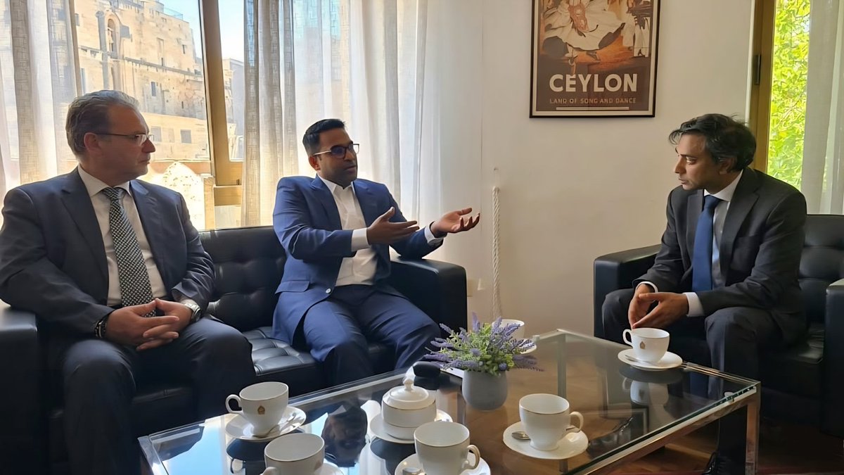 Chithralfernand's tweet photo. Met Ambassador @Satya_Rodrigo at @SLinItaly in Rome. Discussed key issues faced by Sri Lankans working across Italy and observed embassy services. Also exchanged views with the Sri Lankan community on improving service efficiency.
#italysrilanka
#chithralfernando https://t.co/TjCC9VpDBc