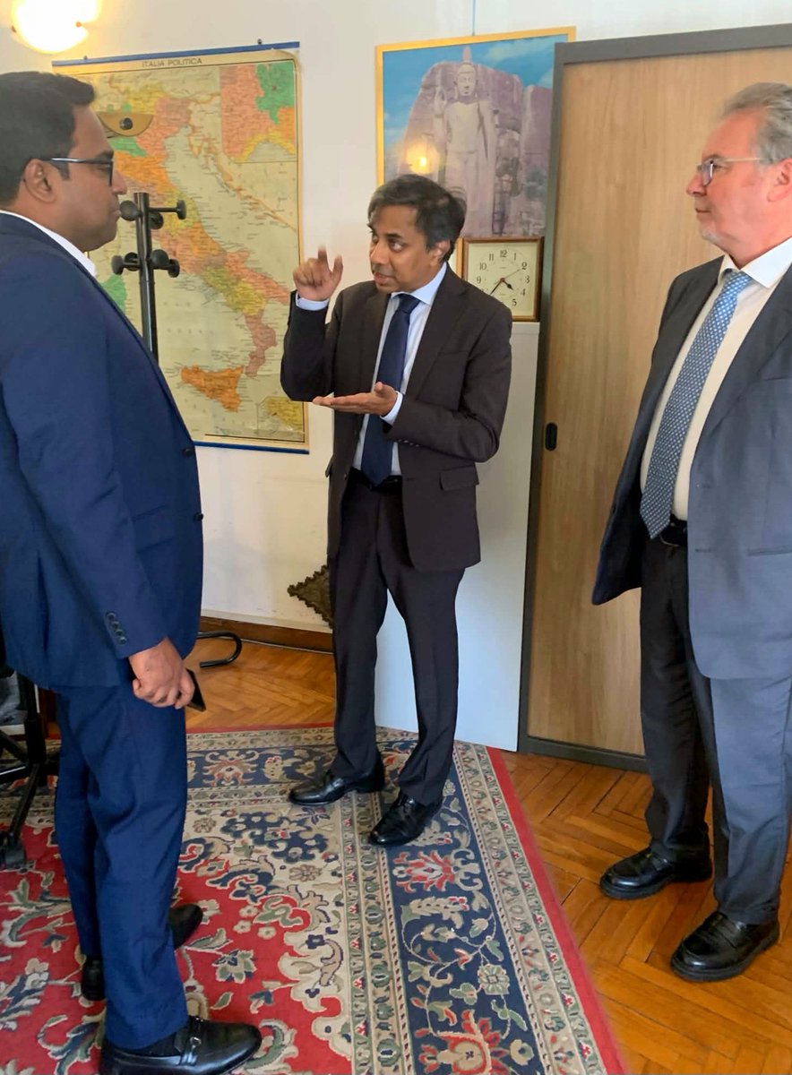 Chithralfernand's tweet photo. Met Ambassador @Satya_Rodrigo at @SLinItaly in Rome. Discussed key issues faced by Sri Lankans working across Italy and observed embassy services. Also exchanged views with the Sri Lankan community on improving service efficiency.
#italysrilanka
#chithralfernando https://t.co/TjCC9VpDBc
