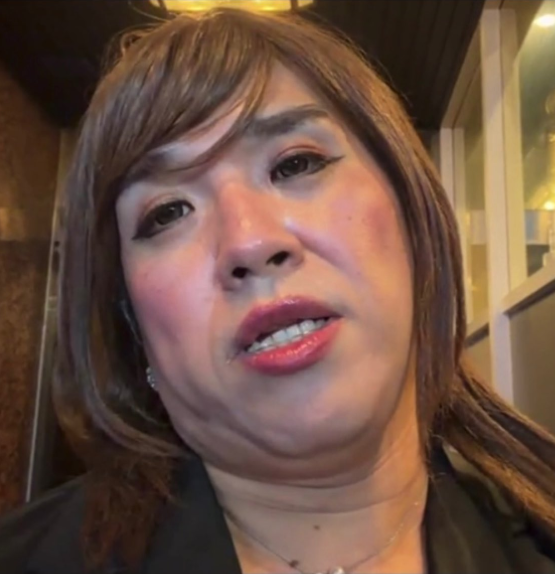 ytranking's tweet photo. 女装家配信者のUber Eats配達トラブルの騒動で新展開
配達員本人が反論

【経緯】
▶5月22日早朝、女装家のHIDONNAがUber Eats配達員とのトラブルを報告＆映像も公開

・表札を出していたのに「目印が分からず配達に支障があるから出しておけ」と告げられた
・「インターホンを押せばいいですよね」と反論すると「こんな時間に？」と言われた
・近所にも響く大声で暗証番号を要求された
↓
▶配達員を名乗る男性がTikTokライブで反論
・表札は出ていたがアプリの登録名と一致せず
・確証なく朝4時にインターホンは押せない
・アプリでメッセージを送り、雨の中15分待っていた
↓
▶HIDONNAがXで反論、Uber Eatsの注文画面を公開
そこには「午前5時50分配達」と記載

【記事】
https://t.co/LQNOJTSSwq