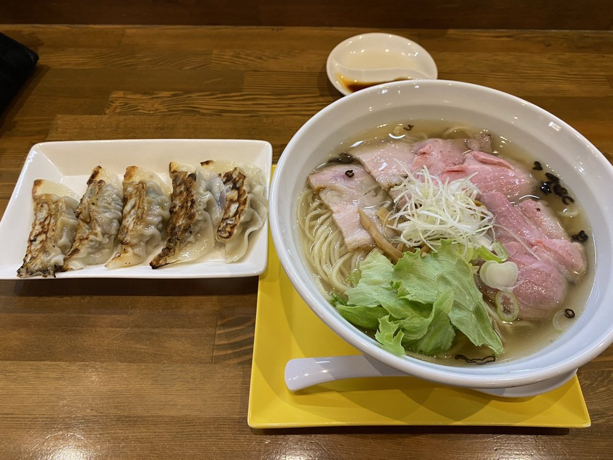 dynam_00027's tweet photo. こんにちは🐼

おなかが減ったので柏崎のラーメン屋さんへ🍜🚗

個人的に好きで定期的に食べたくなるんですよね～🎵

#麺やまろみ さん
#鶏しおチャーシュー 大盛りに #餃子 をつけて✨

皆さんもお試しあれ～ https://t.co/yPI1Xq2EuW