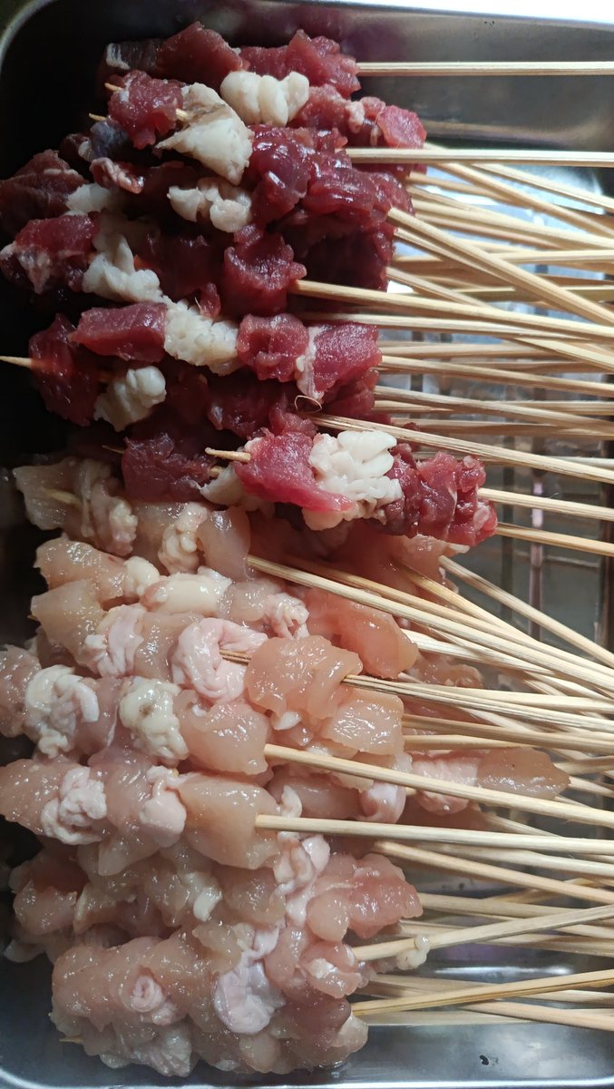 lemonserehanget's tweet photo. Ngempukin+marinasi daging  buat sate versi aku adalah nanas, baput, bamer (baput lebih banyak dibanding bamer krn ini masak protein), ketumbar, kemiri,kecap, asem jawa, diblender. Marinasi sekitar 10 menit, nanas cepet bikin empuk. Pas bakar arengnya kasih baput. Jadi makin wangi https://t.co/k0qqFnXQWk