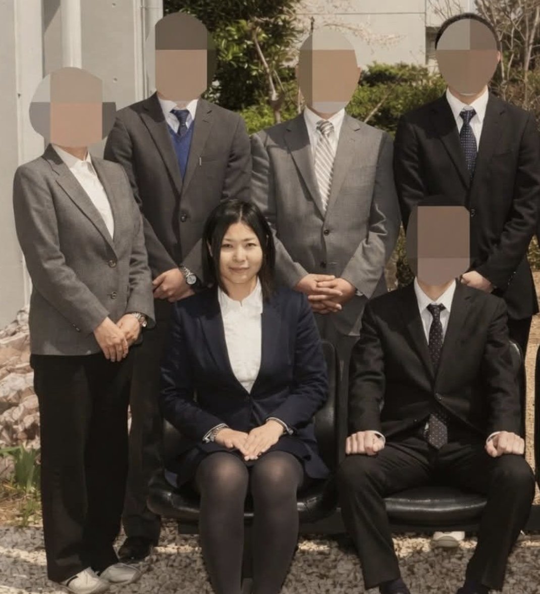 hyangthanos's tweet photo. 𝐒𝐤𝐚𝐧𝐝𝐚𝐥 𝐆𝐮𝐫𝐮 𝐅𝐢𝐬𝐢𝐤𝐚 𝐉𝐞𝐩𝐚𝐧𝐠, 𝐌𝐨𝐦𝐨𝐤𝐚 𝐊𝐚𝐰𝐚𝐧𝐚, 𝐏𝐢𝐥𝐢𝐡𝐚𝐧 𝐇𝐢𝐝𝐮𝐩 𝐀𝐭𝐚𝐮 𝐒𝐞𝐧𝐠𝐚𝐣𝐚 𝐃𝐢𝐣𝐞𝐛𝐚𝐤 𝐈𝐧𝐝𝐮𝐬𝐭𝐫𝐢 𝐉𝐀𝐕?

> Kisah Momoka Kawana kembali viral di medsos, mantan guru fisika yang banting setir jadi bintang JAV.

> Tahun 2015 lalu, di umur 25 tahun, dia nekat debut lewat film legendaris berkode XVSR-057.

> Capek kerja rodi dengan gaji -+ 20 juta rupiah sebulan jadi alasan utama dia nyemplung ke sana.

> Apesnya, tabloid Shukan Post keburu ngebongkar identitas aslinya sebelum dia sempat mengundurkan diri dari sekolah.

> Murid-murid langsung ngenalin dia lewat tulisan tangan di papan tulis kelas yang bocor ke publik.

> Uniknya, pihak sekolah elit itu malah nawarin bantuan finansial karena khawatir dia dijebak atau diperas.

> Plot twist-nya, Momoka ngaku sadar ngelakuin itu, lanjut main film, dan akhirnya malah dikucilin keluarganya.

> Skandal lama ini sengaja digoreng lagi sekarang buat nutupin isu gelap dunia pendidikan Jepang?

> Demi duit instan rela lepas harga diri, murni stres, emang bakat, atau emang sangean?