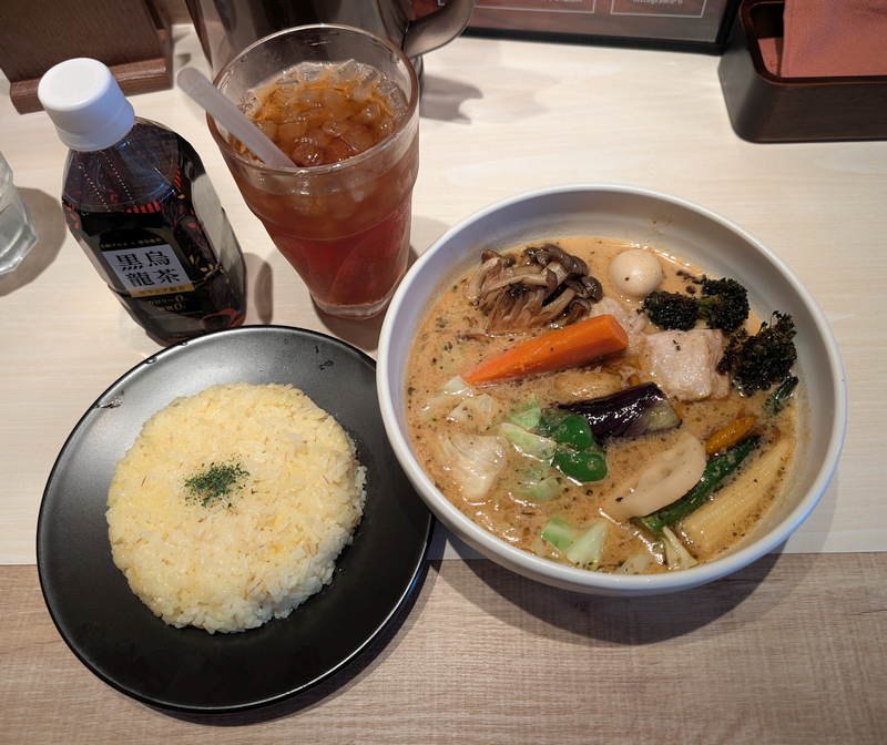 kichilog's tweet photo. 大正通りにオープンの「SOUP CURRY KING 吉祥寺店 （スープカリーキング）」で #吉祥寺ランチ。分かりやすいメニューから「豚角煮野菜カリー」をチョイス。たっぷり野菜に豚角煮もゴロっと大き目。コクのあるスープに絡めて美味しくいただきました。ごちそうさま。
#きちログ
https://t.co/5QR8LKW6xv https://t.co/vFNh60gAD6