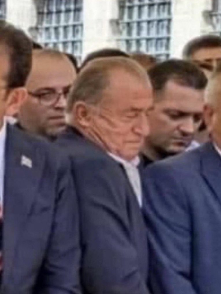 benskylinee's tweet photo. bu yaşta küçük kuzenlerin arasından harçlık sırasına sızmaya çalışırken https://t.co/2FQTPNHJ0s