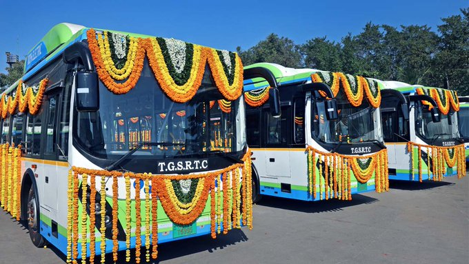 Harshav21320924's tweet photo. #Hyderabad hits a milestone: 500 electric buses with EVEY Trans Pvt. Ltd. 60 new buses, cleaner air, better travel. From 1L to 1.2L daily riders. Step by step, a sustainable Hyderabad.
#ElectricBuses #CleanCity #Sustainable #PublicTransport #GreenMobility #Olectra #EveyTrans https://t.co/Fs3s7Zxqdx