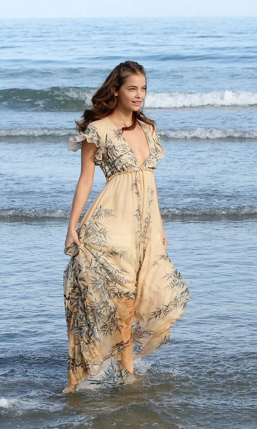 Xprofessor12X's tweet photo. Obsessed with these beach moments from the legendary Barbara Palvin at 32. Flawless skin, captivating gaze, and that radiant energy. Beauty on another level ✨ https://t.co/RKBUvFyB2x