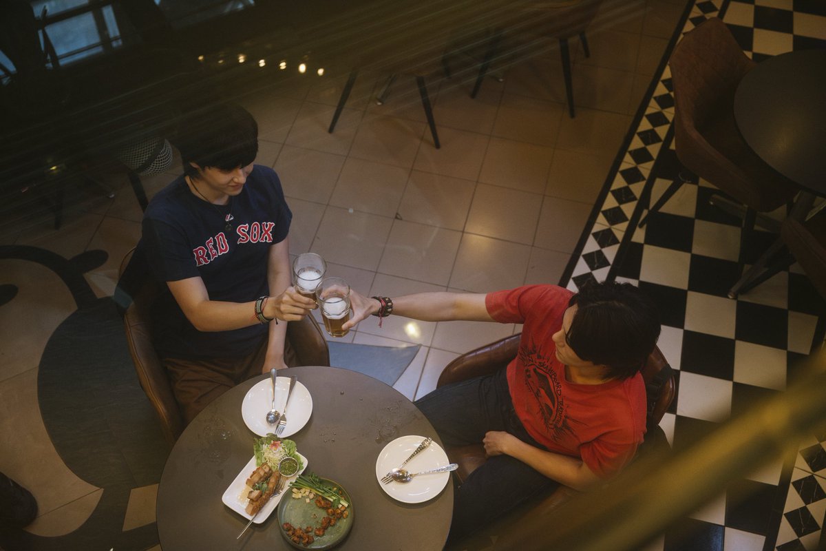 WUseriesGMMTV's tweet photo. เอ้าไหนมาชนกันหน่อยคับ!!🍻

#WUTheSeriesEP4 
@skywongraveee @Hirunkit_ https://t.co/KkOblscgCv