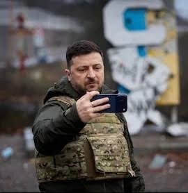 marsetac's tweet photo. “Lukashenko ha detto che era ora che i presidenti di Ucraina e Bielorussia si incontrassero... ed è arrivata Sviatlana Tsikhanouskaya”.

Ho preso spunto da questo interessante episodio, perché l’invito ufficiale a Kiev per la leader dell’opposizione bielorussa in esilio, considerata dalla comunità internazionale la legittima vincitrice delle elezioni del 2020, non è solo un assist alla Bielorussia democratica. È un capolavoro di "trolling" geopolitico. Una mossa di judo comunicativo che trasforma la minaccia del regime di Minsk, che proprio in questi mesi si presta a esercitazioni nucleari congiunte con Mosca, in una barzelletta da social network.

Dietro la risata c’è infatti una strategia precisa, che per la prima volta nella storia della Russia di Putin sta mettendo a nudo i limiti strutturali della macchina d'informazione di Mosca.

Per decenni, la Russia ha dominato lo spazio post-sovietico (e non solo) attraverso una dottrina di guerra d'informazione basata sulla saturazione, sul cinismo e sul terrore psicologico. La propaganda del Cremlino è rigida, verticale, solenne. Si nutre dei lunghi e cupi monologhi storici di Vladimir Putin, delle minacce nucleari apocalittiche di Dmitry Medvedev e dei talk-show televisivi urlati da megafoni di regime. È una comunicazione che esige rispetto o, in alternativa, paura.

L'Ucraina ha capito che rispondere a questa narrazione con lo stesso tono accorato e burocratico sarebbe stato un suicidio comunicativo. Kiev ha così introdotto nel conflitto il linguaggio del XXI secolo: la decentralizzazione, l'ironia "memetica" e l'immediatezza.

Quando Lukashenko si è offerto come mediatore, l'Ucraina non ha risposto con un freddo comunicato del Ministero degli Esteri. Ha usato il paradosso. Invitare Tsikhanouskaya significa dire al mondo, in modo chiaro e comprensibile a chiunque, che Lukashenko è un usurpatore senza legittimità. Il potere autoritario sa come gestire la rabbia o la sottomissione, ma si ritrova del tutto disarmato di fronte a chi decide di prenderlo in giro.

L'episodio Tsikhanouskaya è solo l'ultimo capitolo di una strategia che ha radicalmente ribaltato i rapporti di forza comunicativi. Dai selfie in strada di Zelensky fatti nelle prime ore di invasione per smentire le notizie sulla sua fuga, fino alla documentazione meticolosa dell’impatto sui civili della guerra di terrore russa o ai successi delle azioni di guerra, ottenuti attraverso l’impiego di nuove tecnologie, ad evidenziare le differenze tra una macchina bellica offensiva russa costruita sulla retorica di grandi missili e bombardamenti a tappeto sulle città, e quella difensiva, agile, basata su invenzioni domestiche, capaci di bucare le difese della presunta superpotenza.

La stessa nascita della NAFO (North Atlantic Fella Organization), un esercito decentralizzato di utenti web che, a colpi di ironia e immagini di cani Shiba, neutralizza quotidianamente i bot e i troll russi sui social è in questo senso un fenomeno emblematico.

Questa agilità comunicativa serve a un duplice scopo. All'interno, mantiene alto il morale di una popolazione sotto le bombe, trasformando la resilienza in orgoglio. All'esterno, garantisce il supporto di parti delle opinioni pubbliche occidentali altrimenti esposte alla disinformazione di Mosca, traducendo una complessa e tragica guerra di logoramento in una narrazione universale di Davide contro Golia, dove Davide ha il volto di trenta-quarantenni spigliati e determinati, mentre il gigante non è solo cattivo, ma ha anche tutta la goffaggine di una spietata ed autoreferenziale gerontocrazia.

C’è quindi, di conseguenza, anche un problema di velocità. La macchina della propaganda russa è una burocrazia pesante: per reagire a un imprevisto ha bisogno di direttive che scendano dall'alto. La comunicazione ucraina, invece, agisce in tempo reale, con l'elasticità di una start-up.

A qualcuno questa guerra nella guerra potrà sembrare un dettaglio, ma in realtà non lo è. Perché soprattutto su questo terreno si gioca il sostegno del quale l’Ucraina ancora gode a livello internazionale. E dall’esito di questa battaglia dipende almeno in parte la possibilità di trasformare la vittoria di Kyiv in un trionfo del mondo libero. Vale a dire l’opportunità di bloccare ogni possibile via di fuga al regime morente di Vladimir Putin, cui non sarà possibile spacciare per pareggio una sconfitta che appare sempre più catastrofica e quindi sfuggire al destino che attende (quasi) tutti i più sanguinari dittatori della storia.