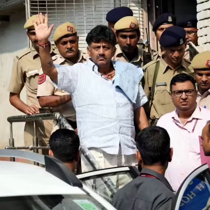 ramsakthi47's tweet photo. காலத்தின் கவித்துவ நீதி ⚖️

பல ஆண்டுகளுக்கு முன்பு, டி.கே.சிவகுமாருக்கு இரண்டே வழிகள் தான் இருந்தன:

ஒன்னு பாஜகவில் சேர வேண்டும்
அல்லது 
சிறைக்குச் செல்ல வேண்டும் என்ற நிபந்தை முன்வைத்தார்கள்.

தான் ஒரு காங்கிரஸ்காரனாகவே இறப்பேன் என்று கூறிக்கொண்டு கொஞ்சம் கூட தயங்காமல் சிறையை https://t.co/h31xx6sVU3