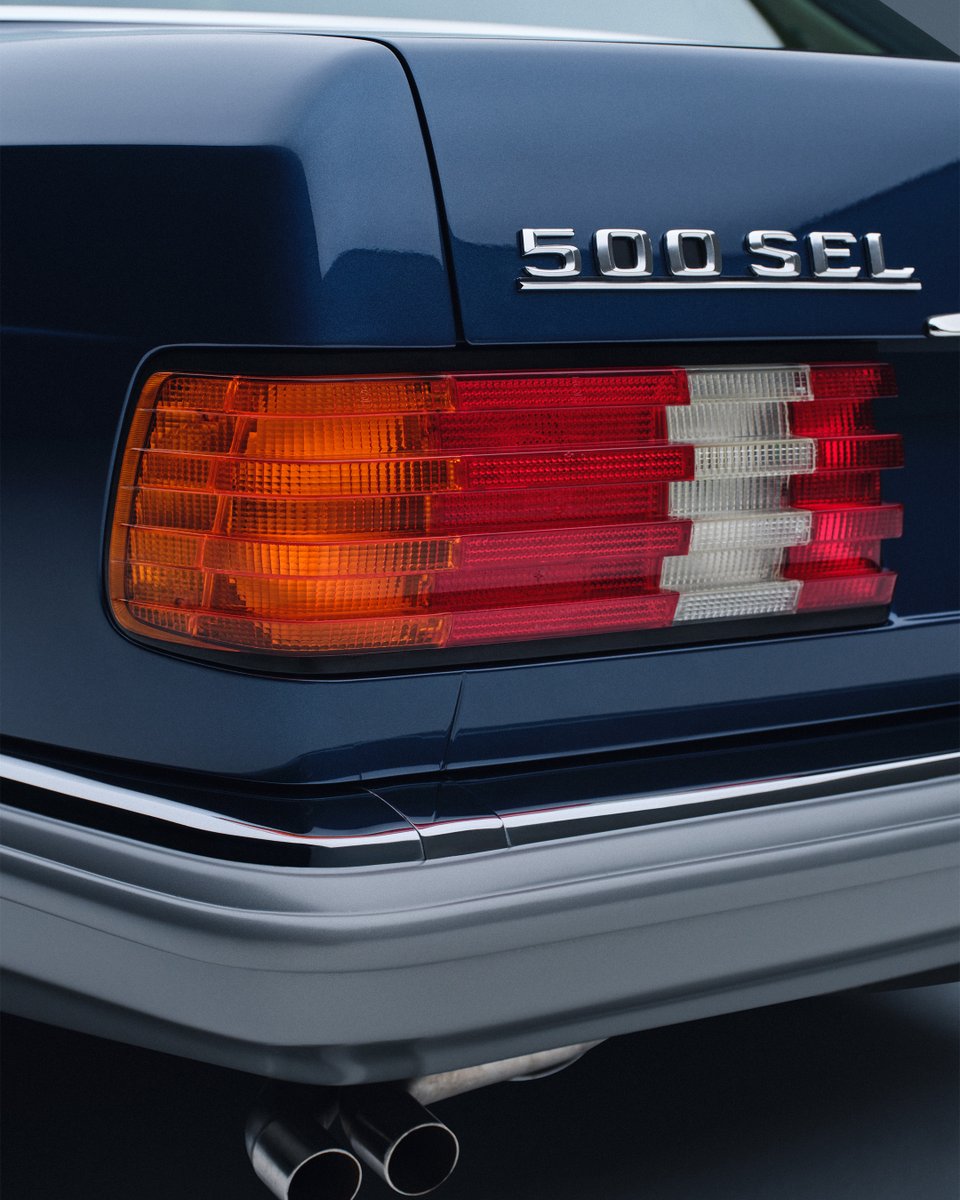 MercedesBenz_JP's tweet photo. MERCEDES-BENZ 500 SEL (1982)

ラグジュアリーの象徴にとどまらない—— 。
それは、命を救うための最先端技術を積み込んだ「走る実験室」。

1981年、運転席エアバッグとパイロテクニック式シートベルトテンショナーを世界で初めて量産モデルに採用し、歴史にその名を刻んだ。

#140years https://t.co/HFuHkmqzhE
