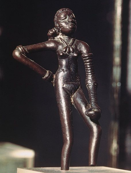 CliosChronicles's tweet photo. The 'Dancing Girl' of Mohenjo-Daro.

Cast in bronze. Just 11 cm tall. Posed in relaxed confidence, head tilted back, left arm stacked with bangles, hair tied in a bun.

4500 years old and still the most vivacious figure in all of ancient Indian art. https://t.co/5oHNTNts9O