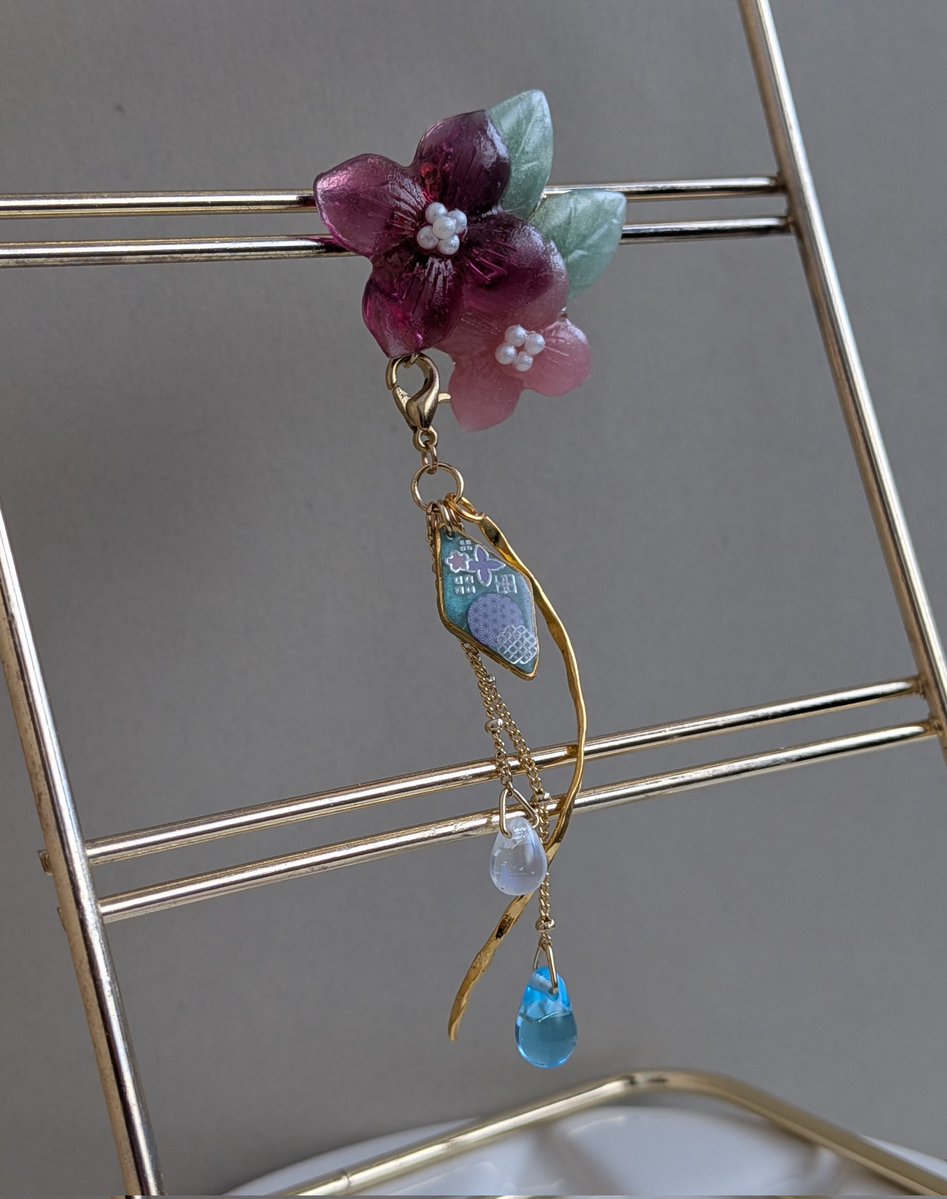 hatatm3's tweet photo. minneにて【揺れる雨雫✽紫陽花のポニーフック】販売中でございます！

チェーンチャームは取り外し可能の2way仕様にしてみました✨️

ご興味のある方はお気軽にご閲覧くださいませ♪https://t.co/UUsboGcIlh

#ハンドメイドアクセサリー
#紫陽花
#minne https://t.co/Gyb27cf2aD