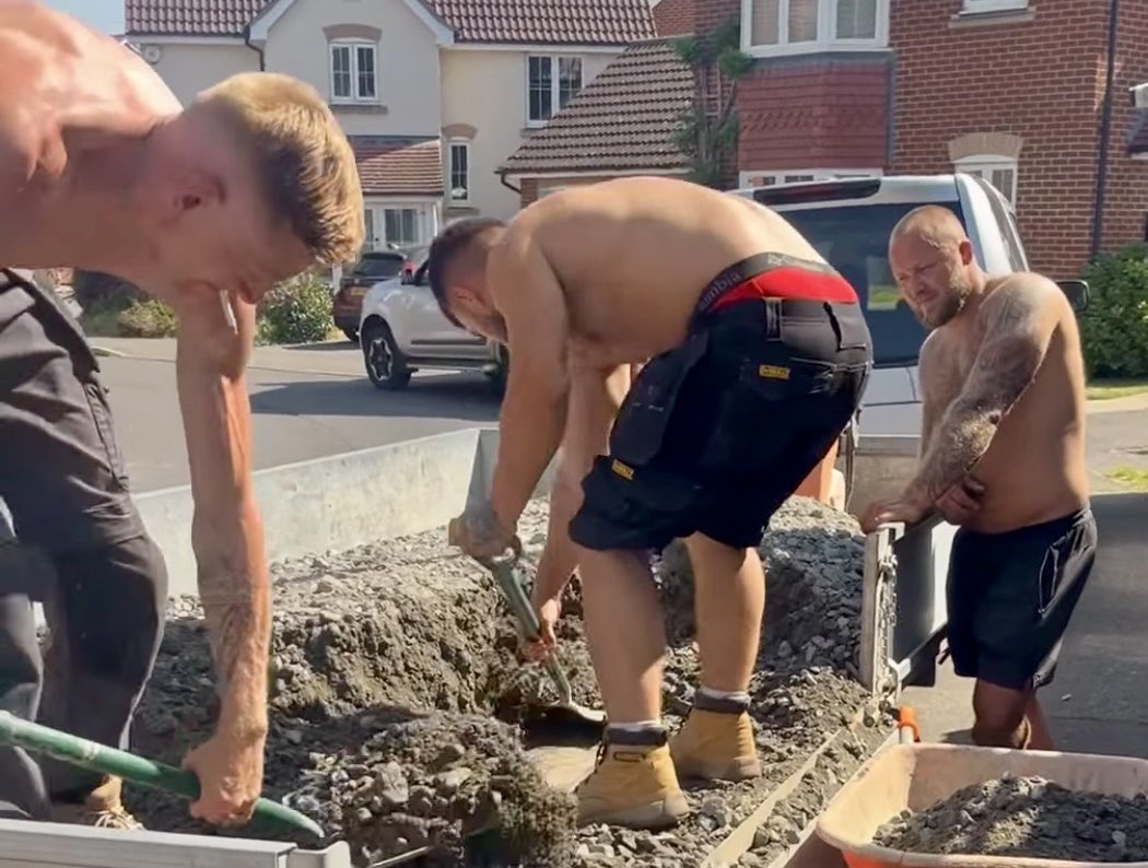 ScaffHunter's tweet photo. Hot brickies 🔥 #hot #brickie #hotbrickie #builder #bricklayer #hotbuilder #fitbuilder #muscle #tradiemuscle #tatts #tradietatts #workshorts #dewalt #workboots #bootworship 🐽 https://t.co/n9S2LiKI57