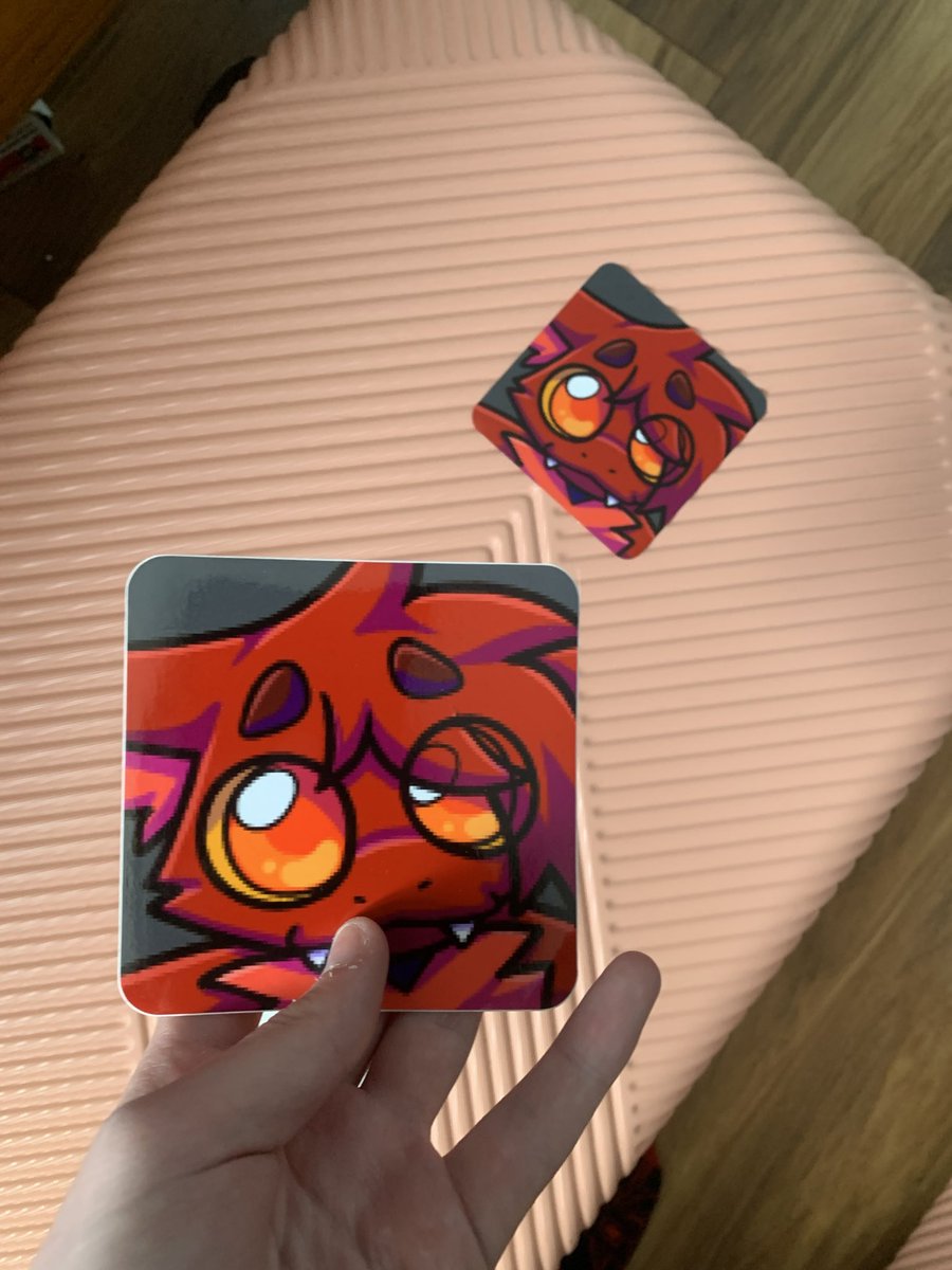 AriesZeDragon's tweet photo. Who wants an AriesStare LOL
(They are comically big but that makes it funnier)
Will be handing them out at @TwitchCon https://t.co/ozdemBMwsM