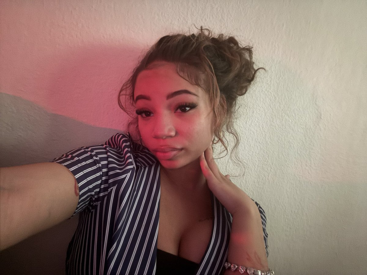 Realhunnyj's tweet photo. Let me be ur office girl👩‍🏫 https://t.co/Wc119mDRCU