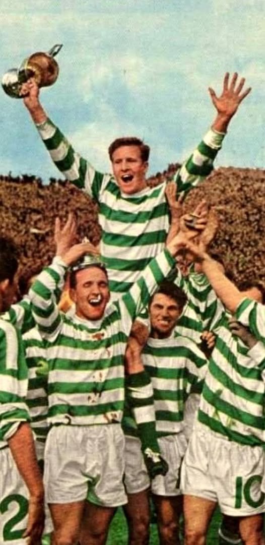 tirnaog_09's tweet photo. The start of something big... Billy McNeill hoisted on the shoulders of his team mates after the 3-2 win over Dunfermline in the 1965 Scottish cup final. After 8 barren years, Celtic were about to enter the most successful period in their history. https://t.co/VehSbGXOFt