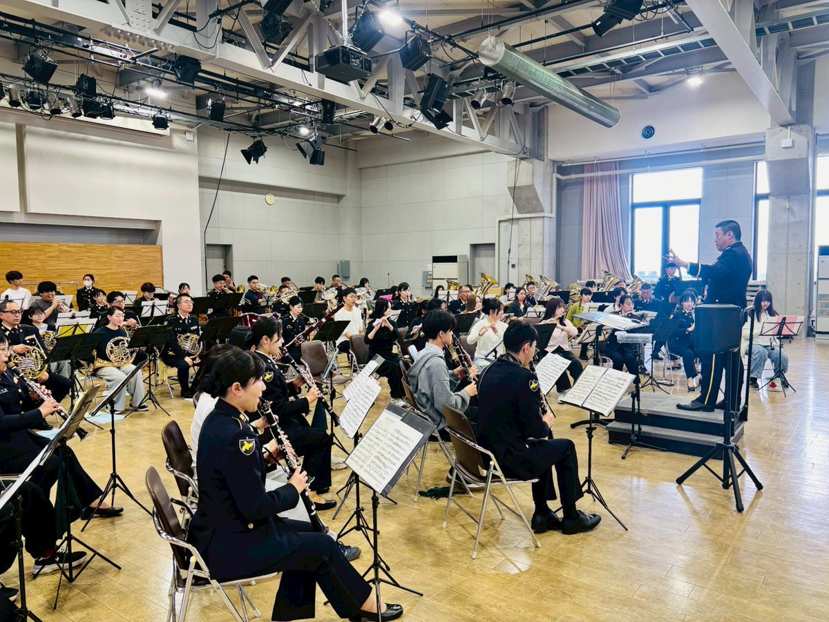 sapporo_PCO's tweet photo. 江別地域事務所は、５月２０日（水）、北翔大学教育文化学部教育学科音楽コースの学生（４０名）に対し、職業説明会を実施しました。 #北部方面音楽隊 の協力のもと、伊東隊長による演奏指導や各パート懇談会、魅力ある音楽隊の説明等を行い、自衛隊と音楽隊へ理解を深めていただきました。 https://t.co/HQWoCE8a1A