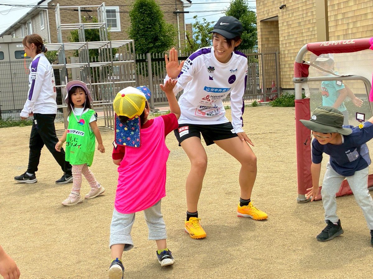 FC_FUJIZAKURA's tweet photo. 🌸 #FCふじざくら山梨 と遊ぼう🌸
昨日、甲府市にある #山梨英和カートメルこども園 の子どもたちとサッカー教室を行いました⚽️✨
#三田幸望 #井原美波 #寺田心春 の3選手が元気にボールを蹴る子供たちと一緒に楽しみました☺️💪🏻

▼サッカー教室レポートはこちら
https://t.co/C9CPnr7FQH https://t.co/Bs4dUHWF42