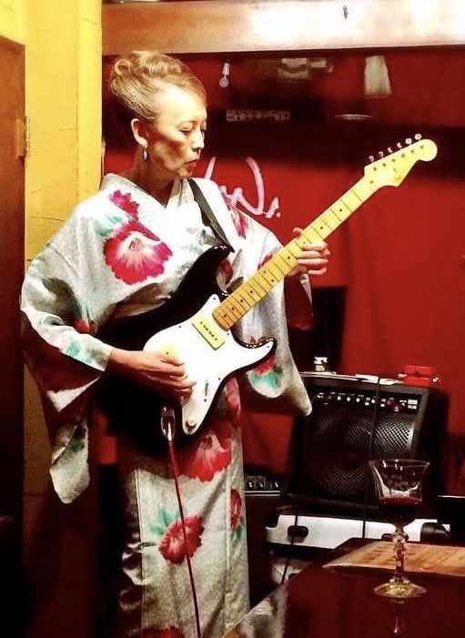 Kotaane's tweet photo. Stratting 🎸
#KOTA #コウタ姐 #Stratocaster #Fender #fenderjapan #actress #movie #cinema #film #songwriter #musician #guitarist #modeling #fenderamp #youtube @bakuhou_tbs #japaneseenglish #bilingual #日本語英語両ヶ国 #ワクセル #kimono https://t.co/vY3rvLKnLb