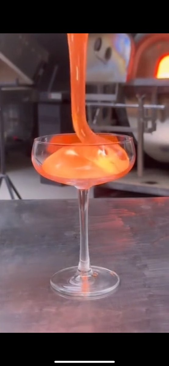 r1999popbase's tweet photo. 🚨 Lorentz Butterfly comments on viral gorgeous honey video.

“How did it break the glass? It’s too heavy? Why is it glowing?” https://t.co/ZWEDSo1P5H