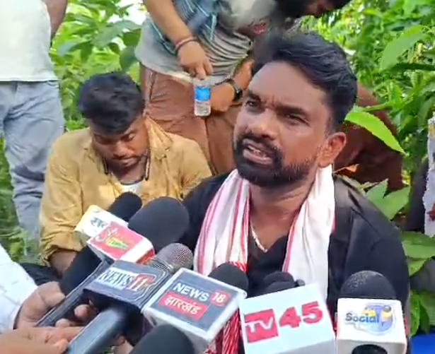 TV45BJ's tweet photo. जमशेदपुर के पोटका प्रखंड के सुदूर पहाड़ी गांवों में पहली बार विकास की उम्मीद जगी है। पोटका विधायक संजीब सरदार प्रशासनिक अधिकारियों के साथ 14 किलोमीटर दुर्गम पहाड़ी रास्ता तय कर ट्रैक्टर से मिठाईझरना गांव पहुंचे और आदिम जनजाति परिवारों की समस्याएं सुनीं।
#Potka @SanjibSardar46 https://t.co/QwGN1OBJau