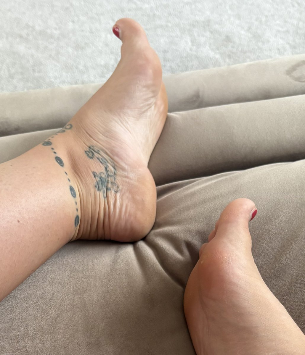 MissTTemptation's tweet photo. Morning sunshine making my soles glow ☀️ 

Happy half term to me. 

💋 TT x https://t.co/lYHlpWkEgT