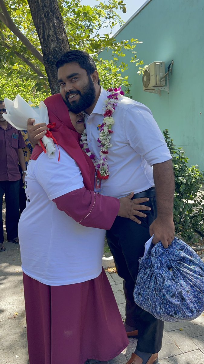 tedmaldives's tweet photo. 15 ދުވަހުގެ ޖަލު ހުކުމަަށްފަހު ނޫސްވެެރިޔާ ޝަހުޒާން މިނިވަންވެއްޖެ https://t.co/3hN0p9Eun9