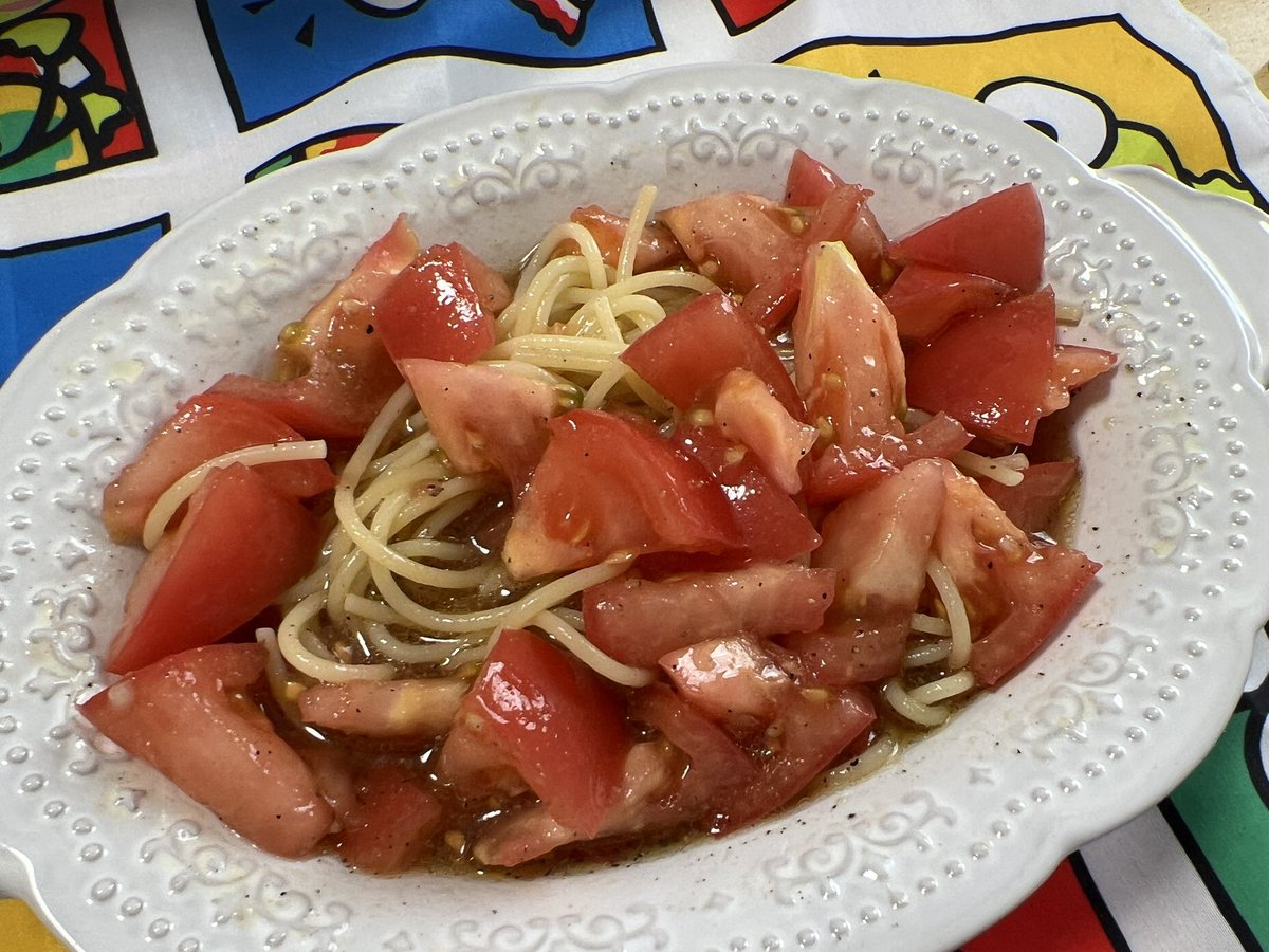 snacaka's tweet photo. 토마토 냉파스타!!🍅
요즘 날이 더워서 이런 상큼새콤한 맛이 땡기는데 간단하게 만들어서 먹기 넘 좋다!
토마토가 엄청 단 편은 아니라 알룰로스 추가했더니 딱 맛있음 확실히 바질 추가해서 먹으면 더 맛있겠다
다음번에는 카펠리니면 사서 해먹어야디 https://t.co/vjmKRcpl7j