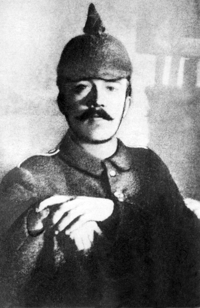 HistoCast's tweet photo. Es sabido que Adolf Hitler combatió en la I Guerra Mundial ¿pero en qué ejército y donde lo hizo? ¿Cómo le fue? ¿Cómo le marcó dicha experiencia? https://t.co/jFnLTOK2j7 Lo vemos en este segundo #HistoCast sobre el nazismo junto a @EmilioAblanedo https://t.co/0we7cIsLqj
