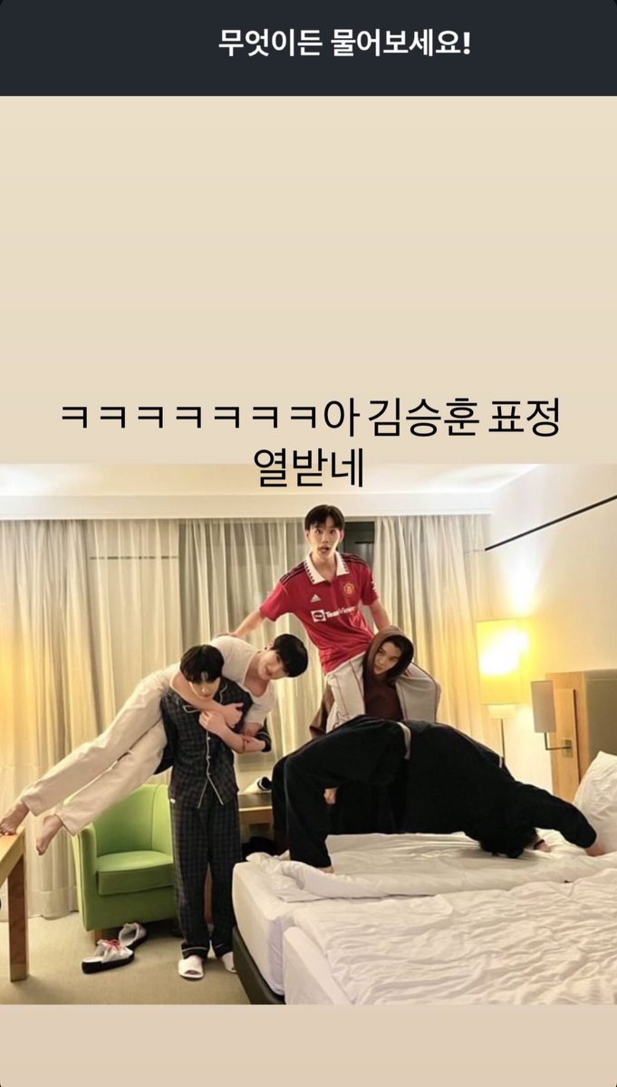 cixfixkr's tweet photo. Seunghun’s invading Byounggon’s Q&amp;A 🤣💙💛

🦖 No, this kid even send this kind of thing ㅋㅋㅋ
🦖 He make it his own while putting the background 
🦖 Kim Seunghun’s face expression annoys me ㅋㅋㅋ
🦖 Kim Seunghun drives me crazy ㅋㅋㅋ

GONHUN 🥹

#CIX #승훈 #SEUNGHUN #BX #병곤 https://t.co/ZaFzVZn4MQ