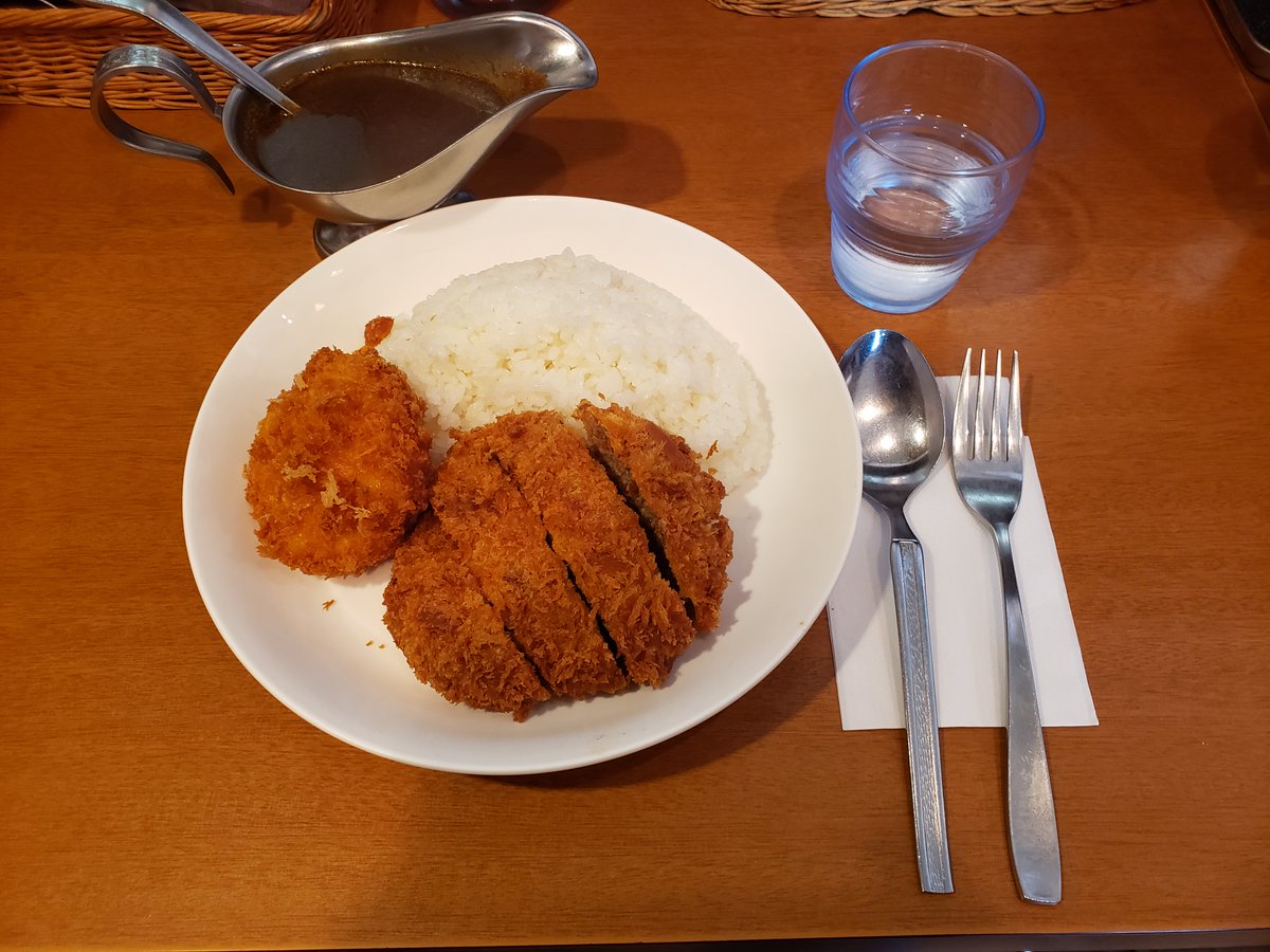 rh_brutality's tweet photo. 今日の昼ご飯はカリー屋ジンコックでランチのメンチカツカリーにカニクリームコロッケをトッピング。
混雑してるのも納得の美味しさでした!! https://t.co/obcGgF57zp