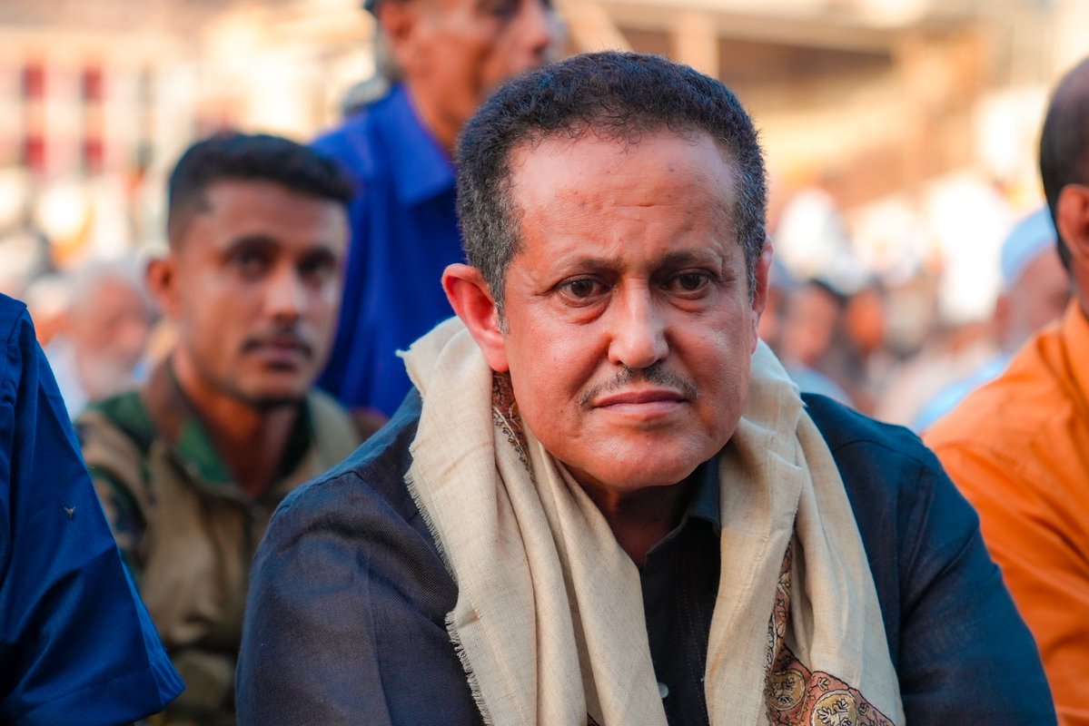 NA_OF_STC's tweet photo. هرهرة والحالمي يؤديان صلاة عيد الأضحى مع جموع المصلين في المعلا

أدى القائم بأعمال رئيس الجمعية الوطنية للمجلس الانتقالي الجنوبي العربي، الأستاذ نصر هرهرة، بمعية القائم بأعمال الأمين العام للمجلس، الأستاذ وضاح الحالمي، وعدد من قيادات المجلس الانتقالي الجنوبي العربي صباح اليوم الأربعاء، صلاة عيد الأضحى المبارك إلى ، مع جموع المصلين في ملعب نادي نادي شمسان بمديرية المعلا بالعاصمة عدن.

واستمع هرهرة والحالمي والحاضرون عقب أداء الصلاة إلى خطبتي العيد، حيث تناول خطيب العيد المعاني السامية التي تجسدها هذه المناسبة الدينية المباركة، مؤكداً أهمية ترسيخ قيم التسامح والتآخي والتراحم، والتمسك بتعاليم الدين الإسلامي الحنيف، بما يعزز من روح المحبة والتكاتف بين أبناء المجتمع.

وعقب انتهاء الصلاة والخطبتين، تبادل القائم بأعمال رئيس الجمعية الوطنية، والقائم بأعمال الأمين العام، وقيادات المجلس والشخصيات الاجتماعية مع جموع المواطنين التهاني والتبريكات بمناسبة عيد الأضحى المبارك، مبتهلين إلى الله تعالى أن يعيد هذه المناسبة على شعب الجنوب بالخير والسلام، وأن تتحقق تطلعاته في الأمن والاستقرار واستعادة الأرض كاملة السيادة.