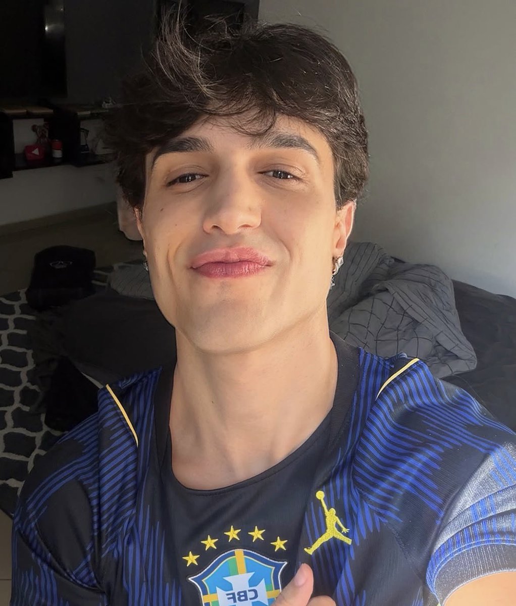 trackbasetb's tweet photo. 🚨Gregory Kessey revelou que está processando a Netflix por causa do filme “ILHADOS”, obra que não partence ao streaming. https://t.co/7Sp1BTCyWD