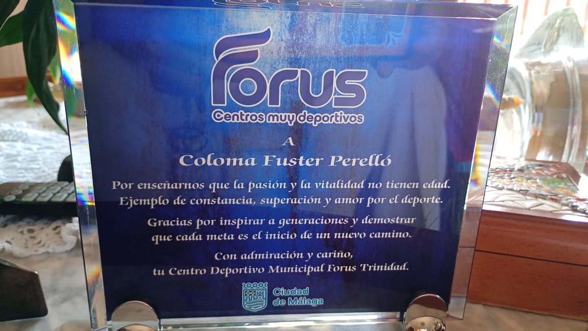 deportemalaga's tweet photo. La empresa gestora de centros deportivos #Forus del barrio de la Trinidad en @malaga ha reconocido el entusiasmo, constancia y pasión por el ejercicio físico de Coloma Fuster. Esta deportista lleva más de 20 años practicando natación 🏊‍♀️ y aquagym en el centro ¡Muchas felicidades! https://t.co/bN8vLyZicZ