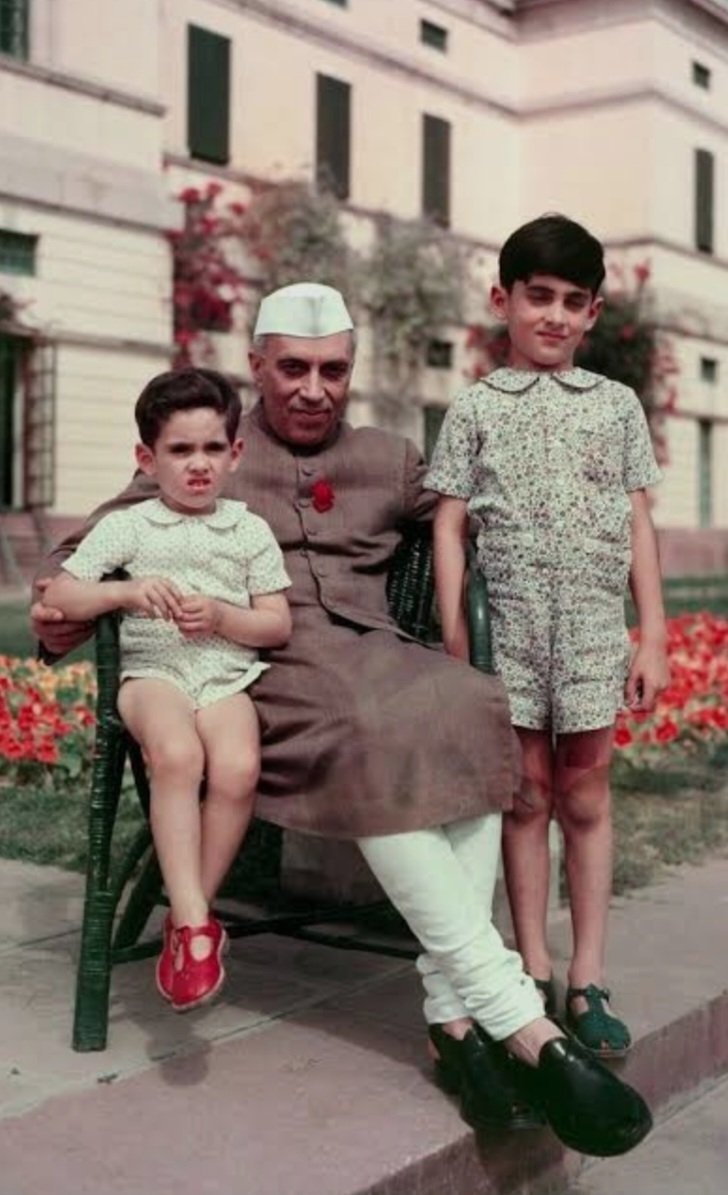 Shubham29768683's tweet photo. कुछ लोग पूछते थे देश आज़ाद हुआ, हमें क्या मिला?
और पंडित नेहरू का जवाब था देश के प्रधानमंत्री से सवाल पूछने और उनकी कॉलर पकड़कर जवाब मांगने का अधिकार मिला… यही आज़ादी है!
स्वतंत्र भारत के प्रथम प्रधानमंत्री भारतरत्न #पंडित_जवाहरलाल_नेहरू जी को  पुण्यतिथि पर विनम्र श्रद्धांजलि। https://t.co/hFlYPmDsWe