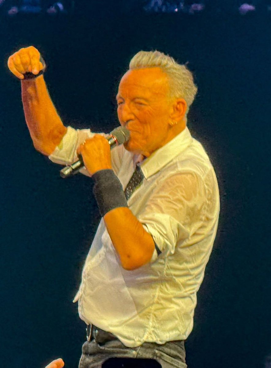 VLafora's tweet photo. @PaulApp0505 @springsteen Thank you Paul. Come on😎 👍✌
Happy #SpringsteenWednesday I extend my sincerest thanks to all the tramps and #ESB friends! 
📷📹 By @PaulApp0505 @TheGarden May 11 2026
Born To Run https://t.co/CIrmj8NMES
@Mosqueter4 @BDoltri @ToonTravels @tommymcc321 @Paulhaider74 @NJMusicFun2 https://t.co/0F1WHDig1e