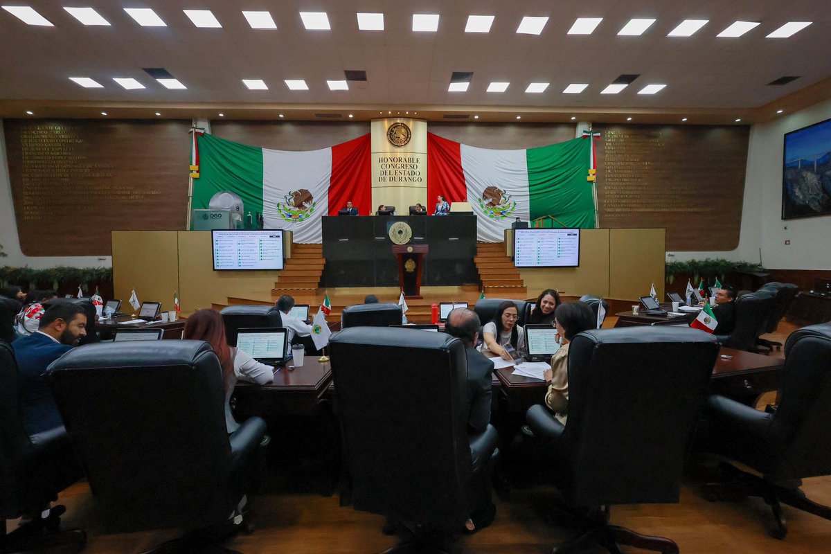 BetzabeMtzA's tweet photo. Fue un día muy largo. Y muy bonito.
Esta noche el Congreso del Estado aprobó, por unanimidad, el mecanismo de financiamiento del #PlanFLUYE. El drenaje de Gómez Palacio tiene solución.
Lo voy a escribir de nuevo porque todavía no me lo creo del todo: el drenaje de Gómez Palacio tiene solución.
Han sido meses de trabajo muy complicados. Hubo momentos de duda, de "¿y si esto no jala?", de noches pensando en cómo explicarle a una ciudad entera que el problema que heredamos era más grande de lo que nadie quería admitir.
Pero también hubo gente increíble que confió, que aportó, que nos acompañó y que no se rindió.
Este logro es de los gomezpalatinos. Especialmente de los que llevan años aguantando calles que se inundan, drenajes que no funcionan, y promesas que no llegaban.
La victoria que hoy obtuvimos en el Congreso del Estado es de todas las familias de Gómez. 
Gracias a todos los diputados de todas las fuerzas políticas. Su apoyo a Gómez Palacio quedará grabado en la historia del municipio. 
A todos los vecinos y vecinas, de verdad gracias ❤️
#GómezPalacioFLUYE

#BetzabéPresidenta 
#ElCorazónDeLaTransformación