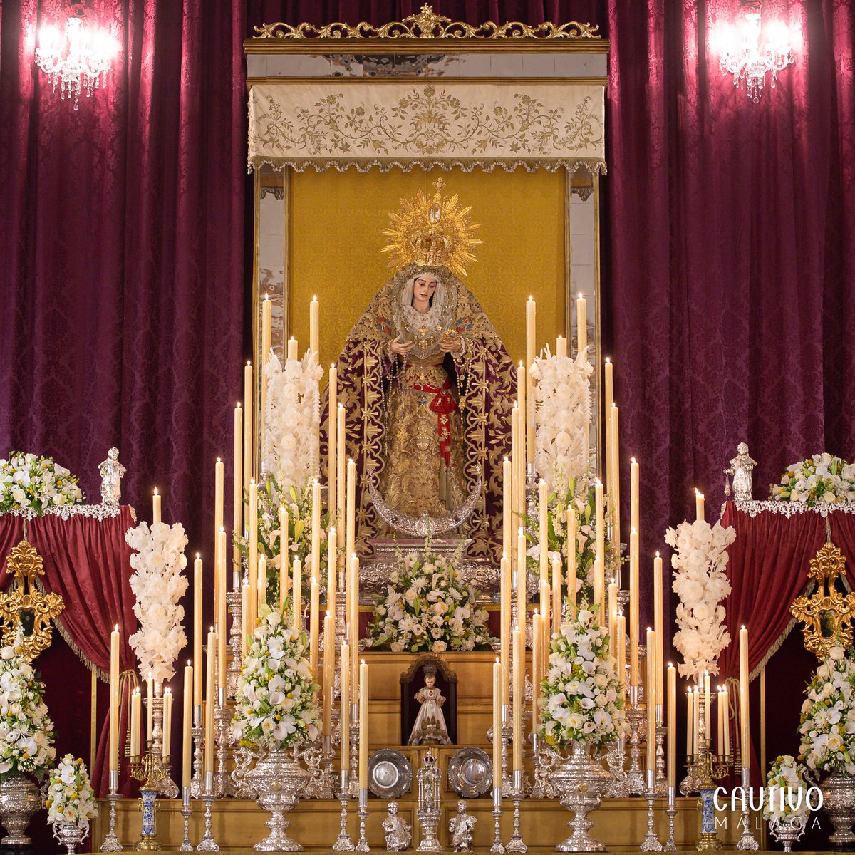cautivotrinidad's tweet photo. CULTO - María Santísima de la Trinidad Coronada ya ocupa el altar efímero alzado en la parroquia de San Pablo desde el que presidirá la celebración del Solemne Triduo en su honor con motivo del #DíadelaTrinidad26, los días 27, 28 y 29 de mayo [20.00 horas]. #CofradíasMLG. https://t.co/ZctNlY9Z1m