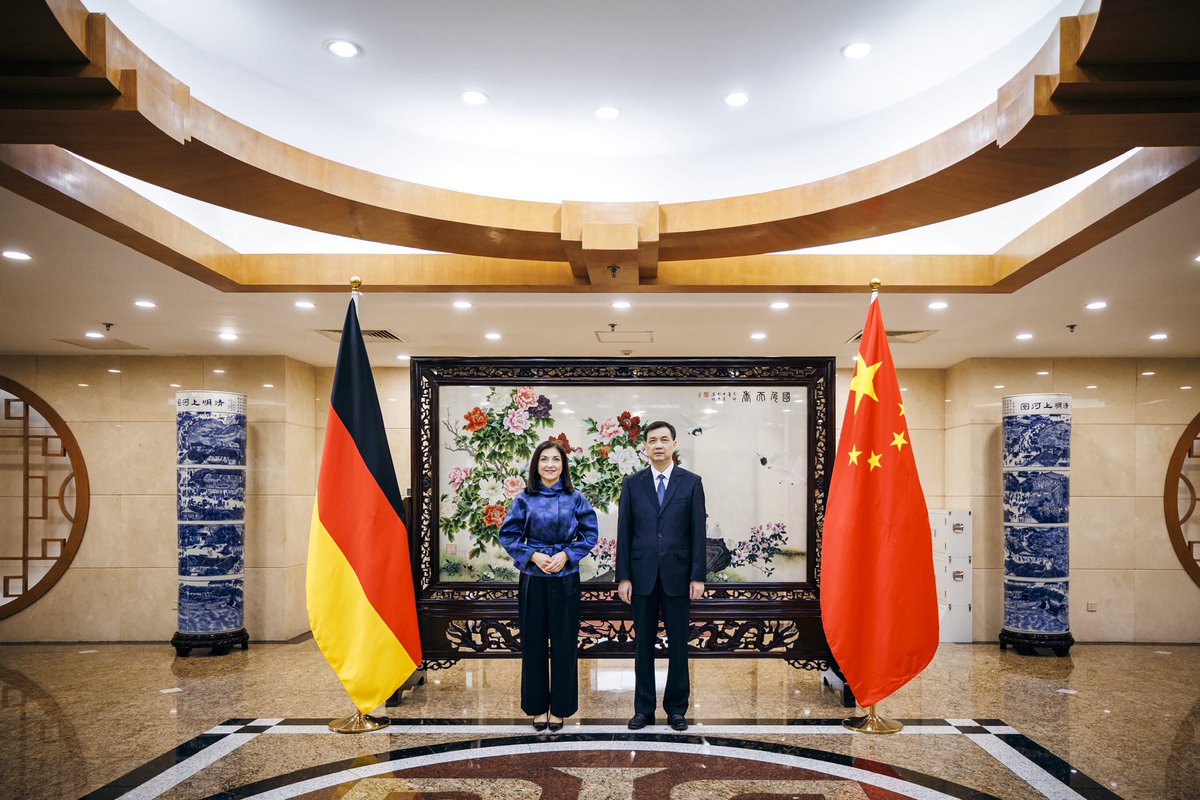 BMWE_'s tweet photo. In Peking traf Ministerin Reiche Handelsminister Wang Wentao und NDRC-Vize-Vorsitzenden Zhou Haibing. „Deutschland sucht einen offenen Dialog mit China, für eine moderne Partnerschaft aus Wettbewerb, Vertrauen und gegenseitigem Nutzen“, so die Ministerin zu Beginn der Reise. https://t.co/8FMYVGa13B