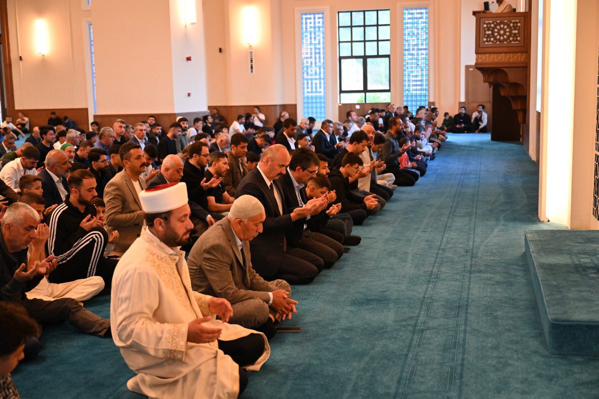 batmanvaliligi's tweet photo. 📍Necat Nasıroğlu Külliyesi 

Valimiz Ekrem Canalp, Batman Milletvekili Ferhat Nasıroğlu ile birlikte halkla bayramlaşma programı öncesinde Necat Nasıroğlu Camii’nde bayram namazını eda etti. 

Namazın ardından cami cemaati ve vatandaşlarla tek tek bayramlaşan Valimiz, vatandaşların bayram sevincine ortak oldu.