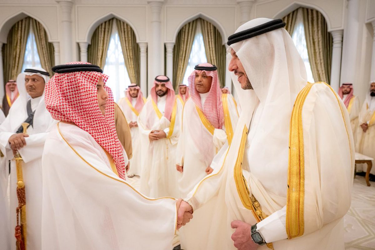 ulumsaudi's tweet photo. الأمير سعود بن خالد بن فيصل نائب أمير منطقة المدينة المنورة يستقبل جموع المهنئين بعيد الأضحى المبارك، ناقلاً لهم تهاني وتبريكات القيادة الرشيدة بهذه المناسبة السعيدة

#إمارة_المدينة #عيد_الأضحى_المبارك #المملكة https://t.co/Bs8fo0UE0N