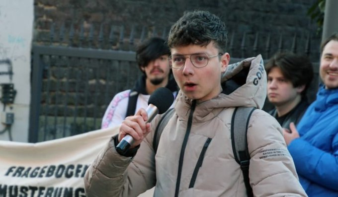 BRAVENEWEUROPE1's tweet photo. Good to see young people in Germany resisting attempts to conscript them into Germany’s militarist machine

Why I’m campaigning against conscription in Germany – Interview w/ Felix Krekow Rojas

https://t.co/gxNww3j4rH

#Conscription #AntiWar #Peace #Germany #Ukraine https://t.co/ripYI6I3JI