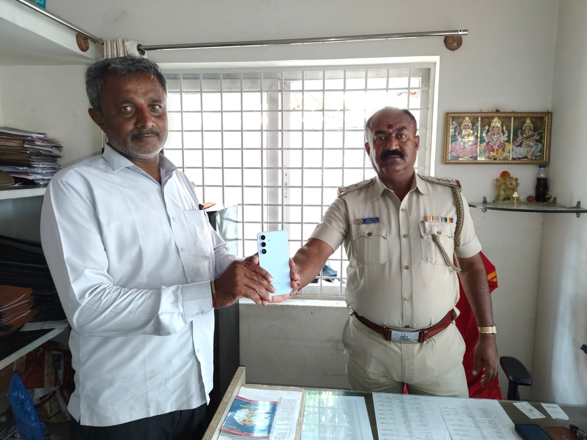 BidadiPS's tweet photo. ಮೊಬೈಲ್ ಕಳೆದು ಹೋದ ಪ್ರಕರಣಕ್ಕೆ ಸಂಬಂಧಿಸಿದಂತೆ, ಬಿಡದಿ ಪೊಲೀಸ್ ಠಾಣೆಯ ಪೊಲೀಸ್ ಅಧಿಕಾರಿ ಮತ್ತು ಸಿಬ್ಬಂದಿಯವರು CEIR ಪೋರ್ಟಲ್ ನ ಮೂಲಕ ಮೊಬೈಲ್ ಗಳನ್ನು ಪತ್ತೆ ಮಾಡಿ, ವಾರಸುದಾರರಿಗೆ  ಹಿಂತಿರುಗಿಸಿರುತ್ತಾರೆ https://t.co/Z6nXfysZtK